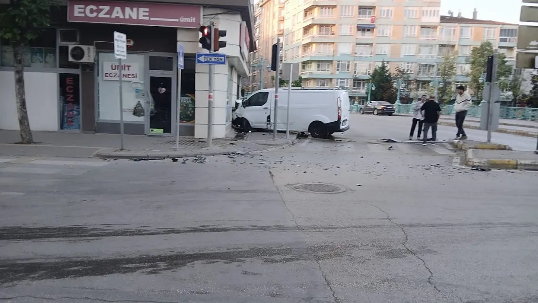 Kaza Yapan Araç, Duvara Çarparak Durabildi!