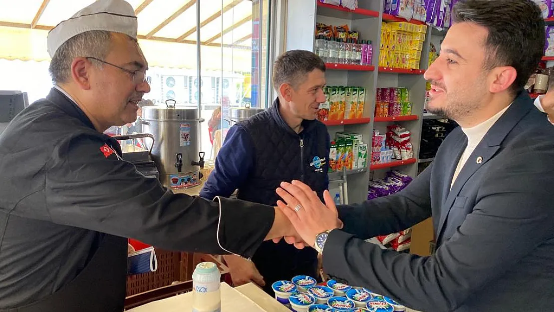 'Kendi mitinginize bariyerden atlayarak giren adamsınız'