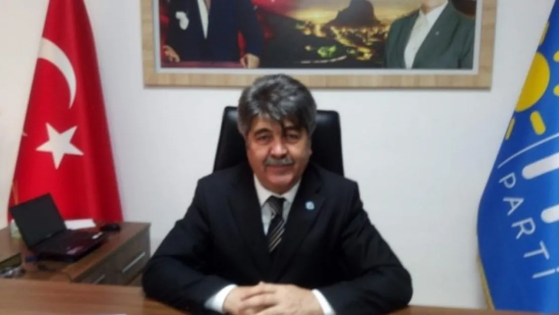 Kent Meydanı isminde Cumhuriyet ve Zafer Meydanı tartışmasında net karar çıkmadığını hatırlatan Mehmet İnkaya 'Sayın beyefendiler yaptığınız ayıptır'