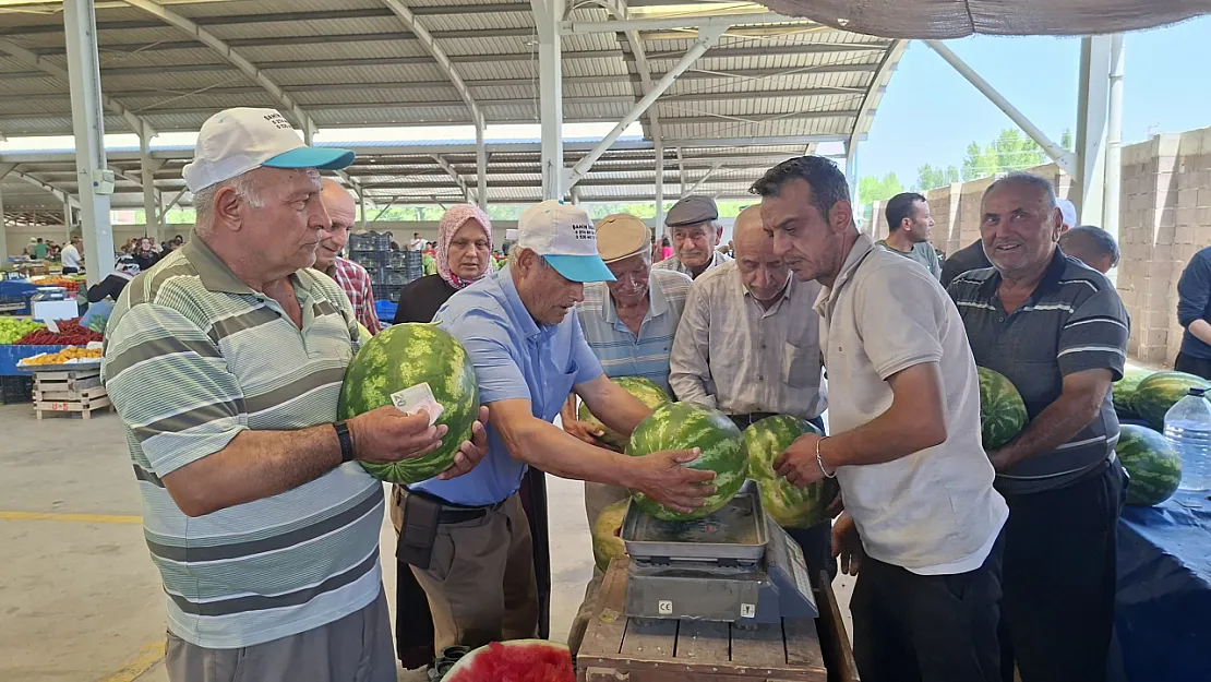 Kilosu 3 Liradan Satılan 17 Ton Karpuz 2 Saatte Tükendi