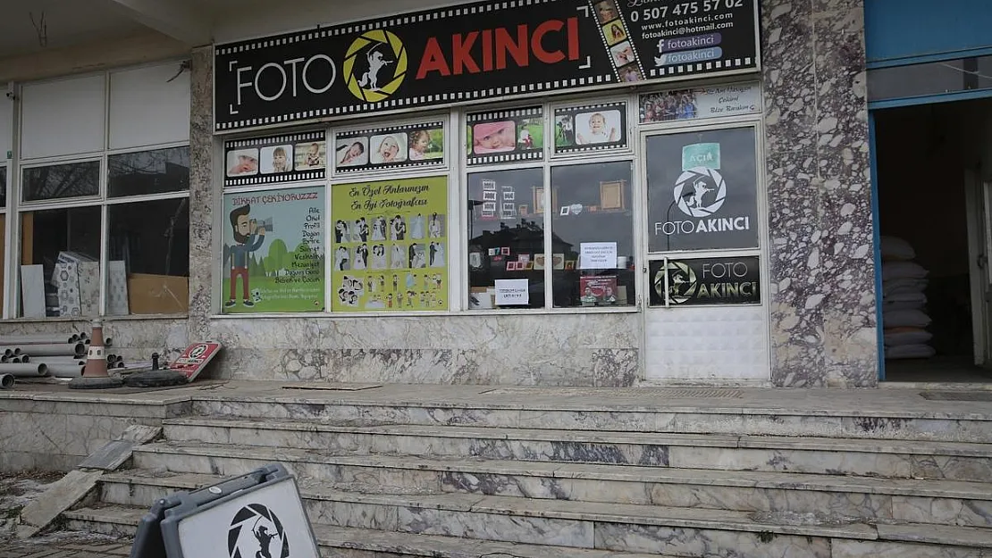 Kimlik çıkarma isteyen afetzedelere bu fotoğrafçı ücretsiz hizmet veriyor