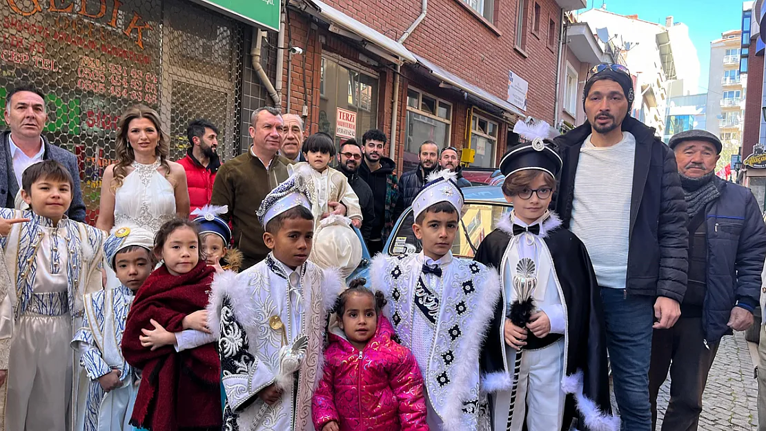 Kimsesiz Ve Depremzede Çocuklar İçin Toplu Sünnet Şöleni Gerçekleştirildi