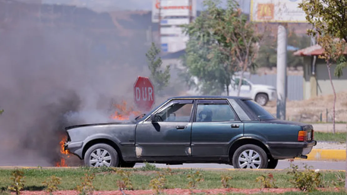 Kırmızı ışıkta bekleyen otomobilde çıkan yangın söndürüldü