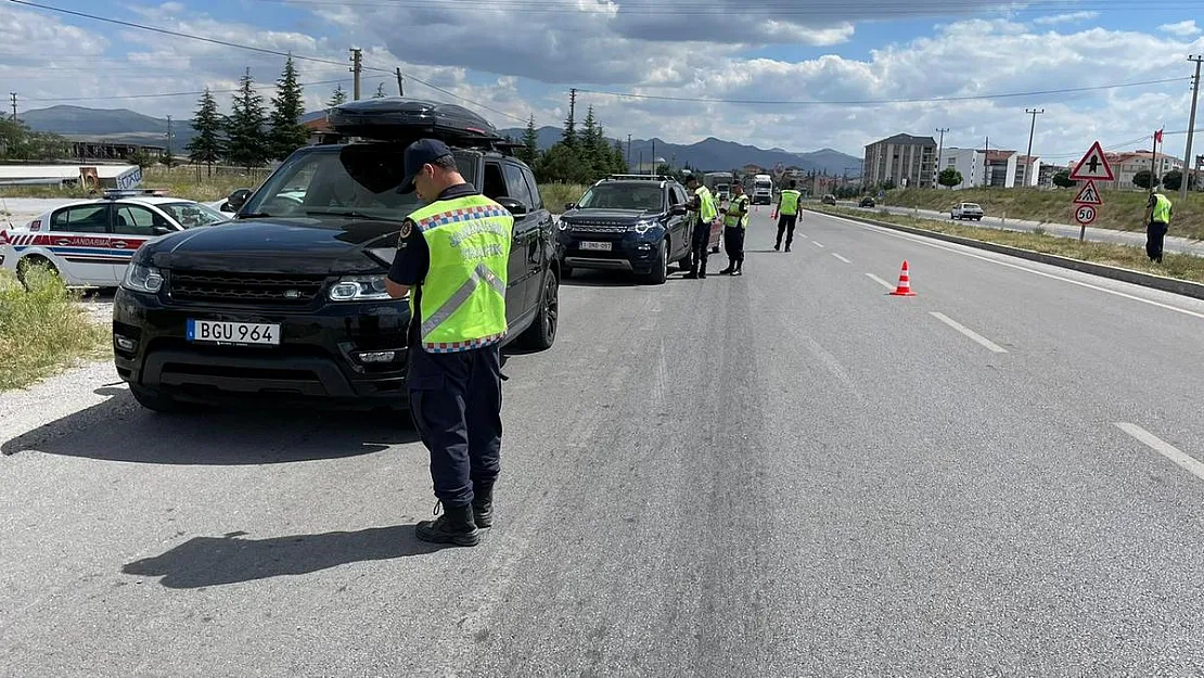 Kırmızı ışıkta geçen sürücüleri jandarma dron ile tespit etti