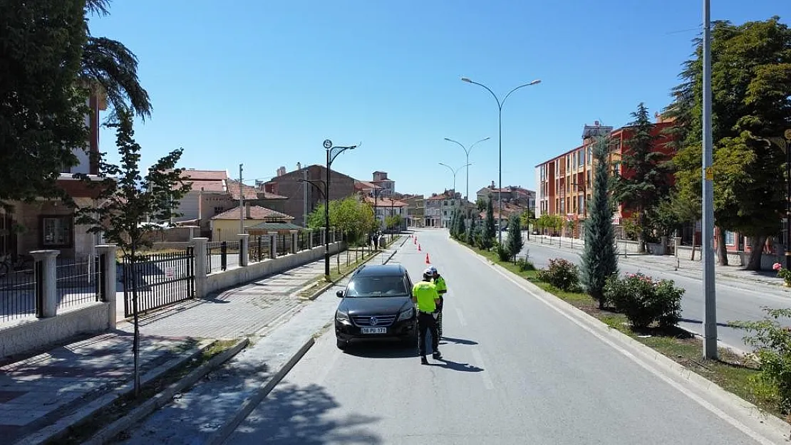 Kırmızı ışıkta geçeni polis dronla yakaladı