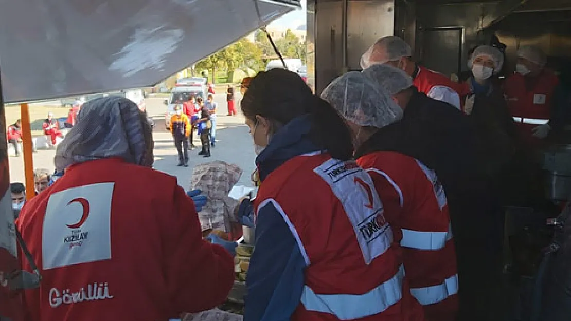 Kızılay, deprem  bölgesinde yemek dağıtıyor