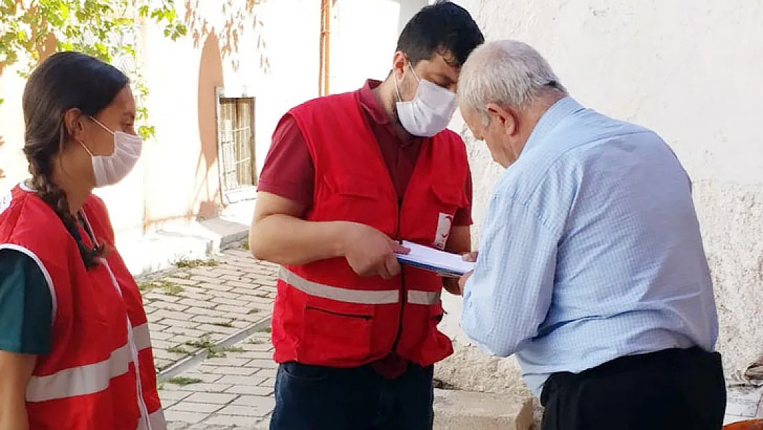 Kızılay ekipleri Burmalı Mahallesi'nde yardım dağıttı