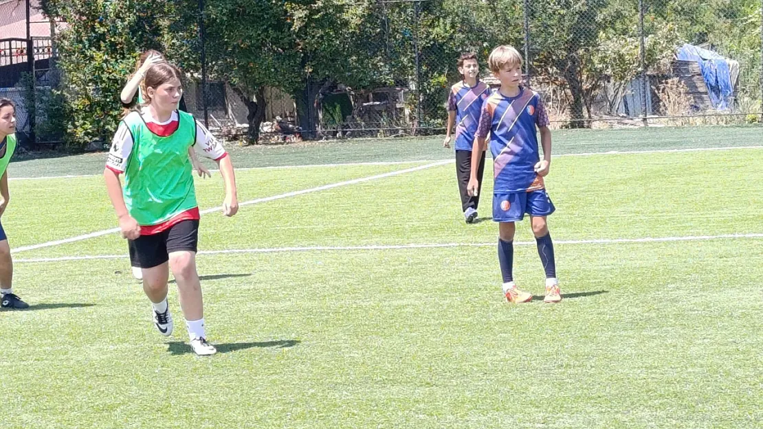 Kızlar Ve Erkekler Futbol Turnuvası Sona Erdi