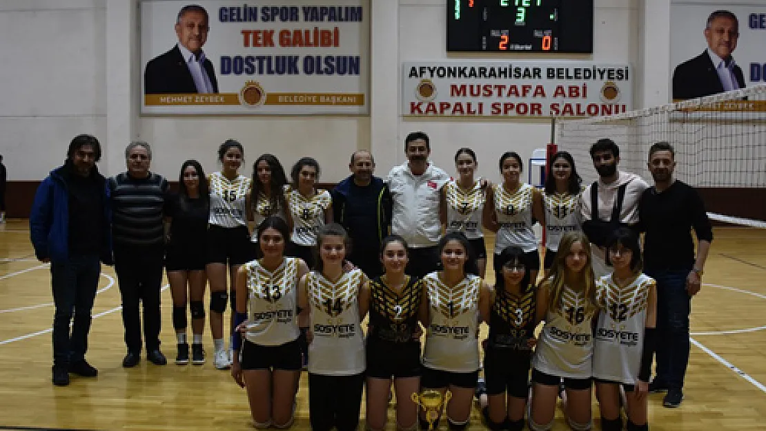 Kızlarda kupayı Gençlik Merkezi kaldırdı