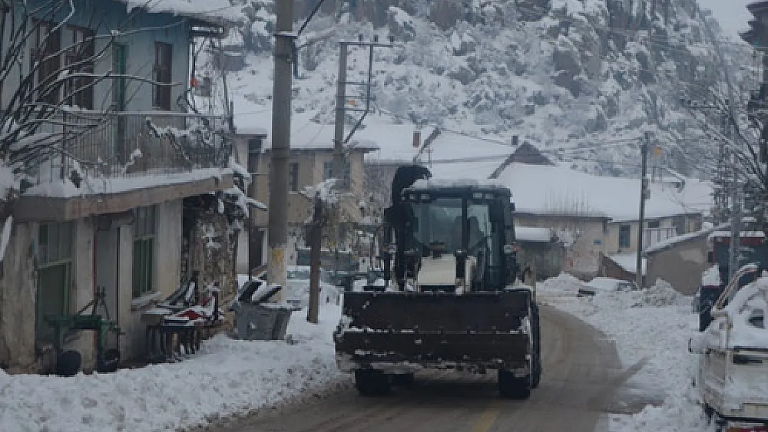 Kocatepe'de kar ekipleri aralıksız çalışıyor