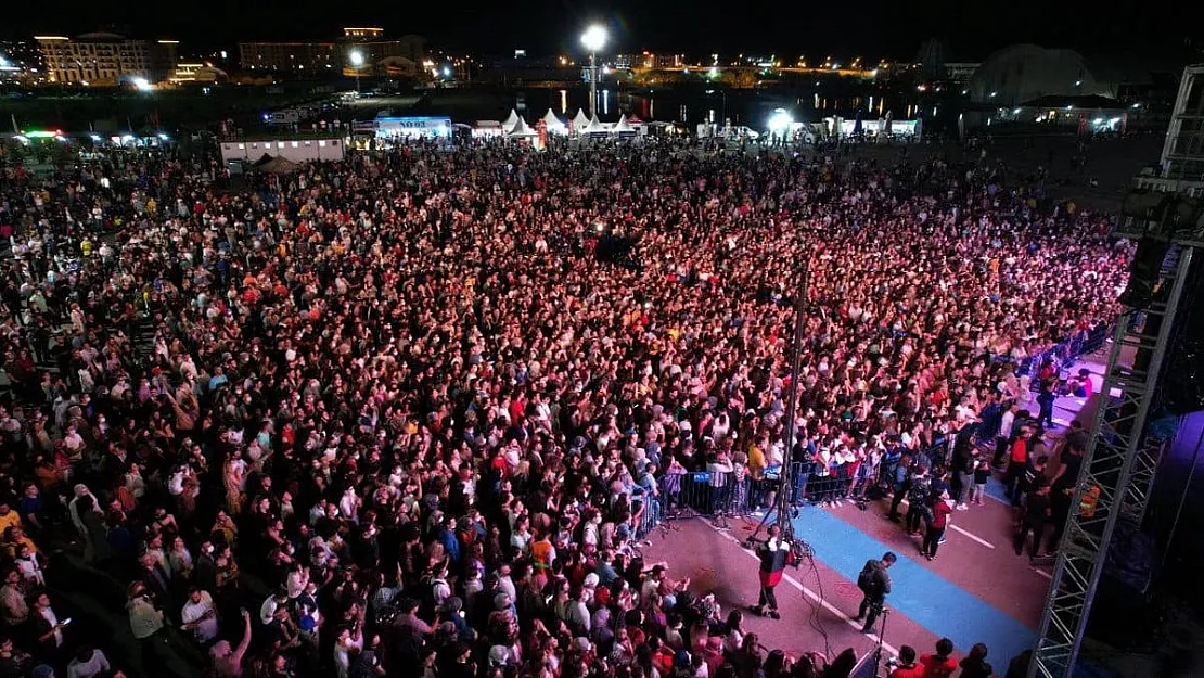 Konserler başladı. Eğlence ve endişe yanyana