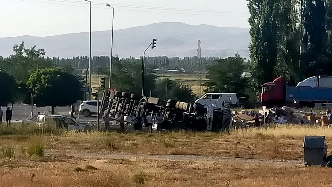 Kontrolden çıkan boya yüklü tır devrildi, ölen ya da yaralanan olmadı