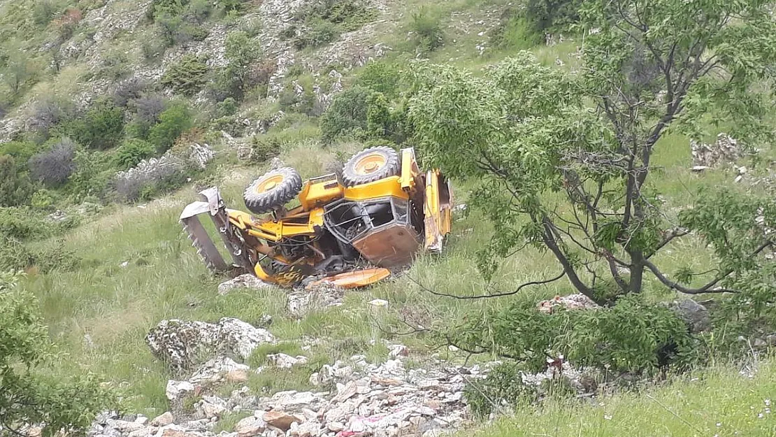 Kontrolden çıkan iş makinesi uçuruma devrildi