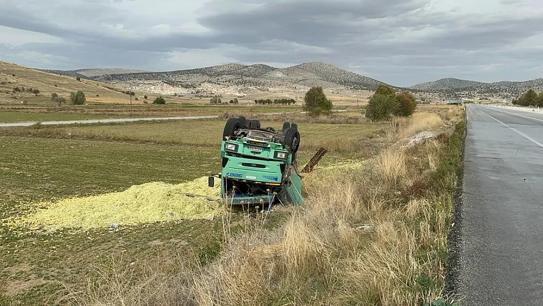 Kontrolden çıkan kamyon devrildi: 13 ton mısır silajı ziyan oldu