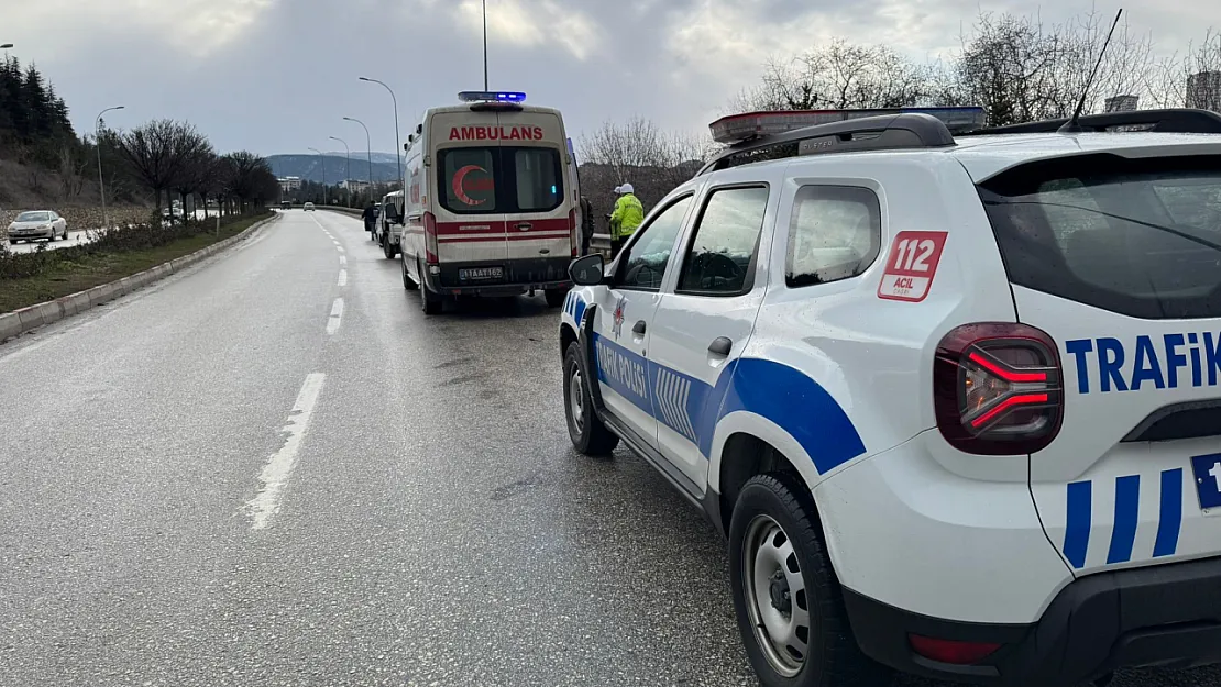 Kontrolden Çıkan Otomobil Karşı Şeride Geçti, Yaşanan Trafik Kazasında 2 Kişi Yaralandı