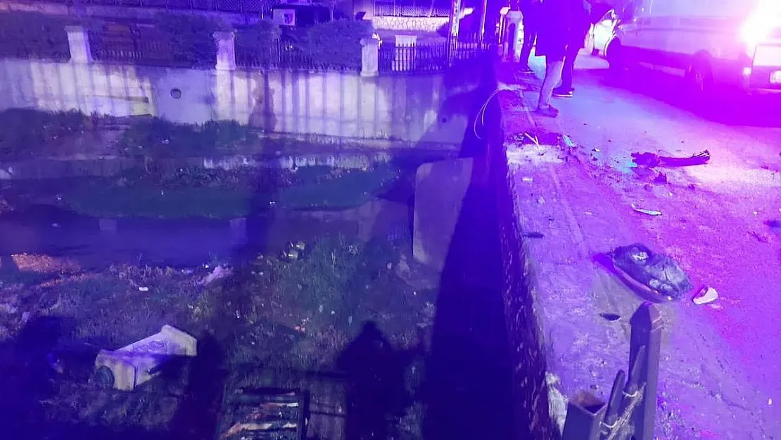 Kontrolden çıkan otomobil köprü bariyerlerine çarparak durabildi