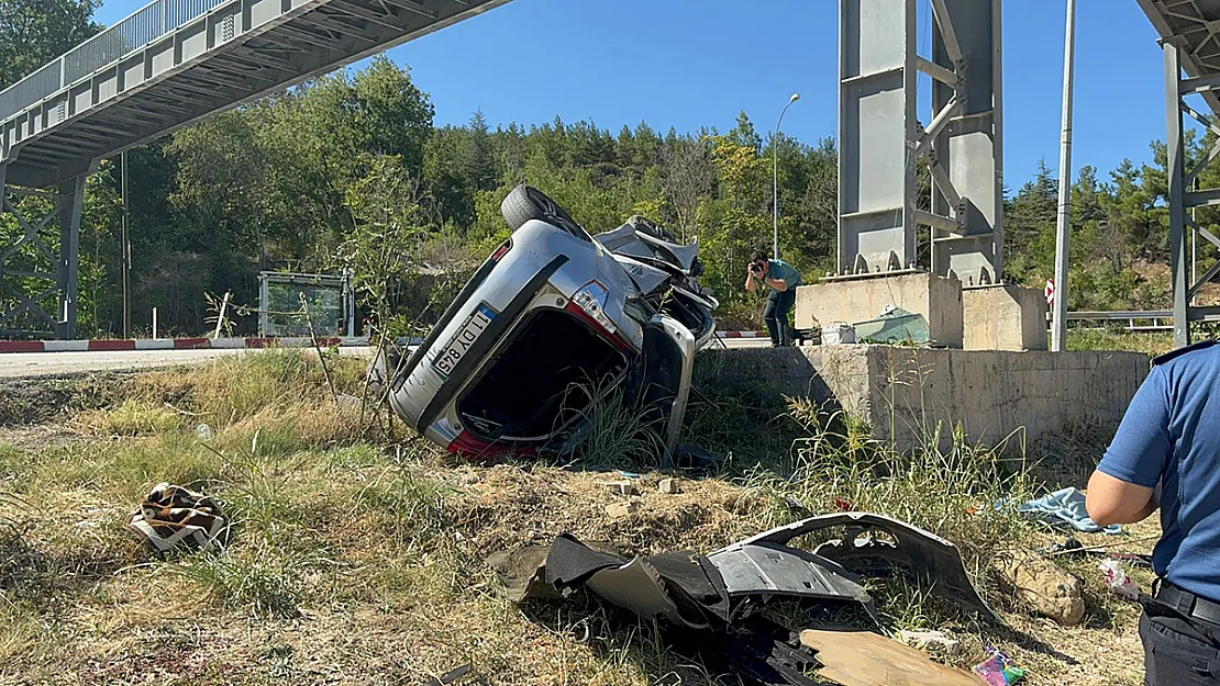 Kontrolden Çıkan Otomobil Üst Geçidin Beton Ayağına Çarparak Durabildi