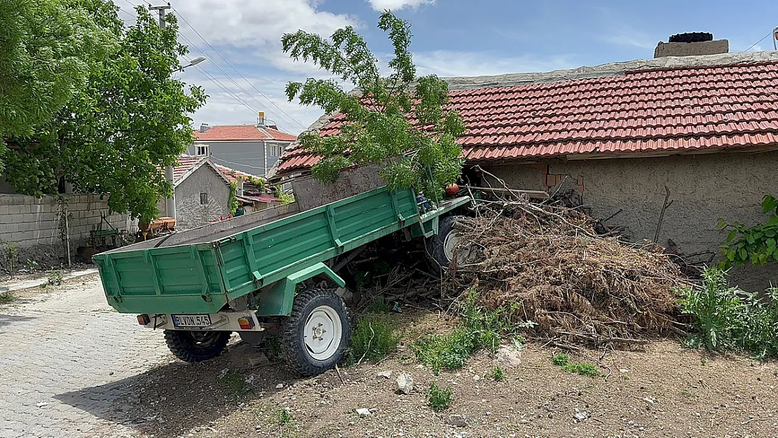 Kontrolden Çıkan Patpat Evin Oturma Odasından İçeri Girdi