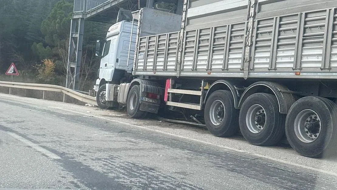 Kontrolden Çıkan Tır Az Kalsın Üst Geçidi Yıkıyordu