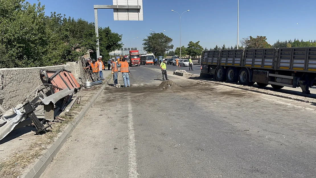 Kontrolden Çıkan Tır Bariyerleri Biçti