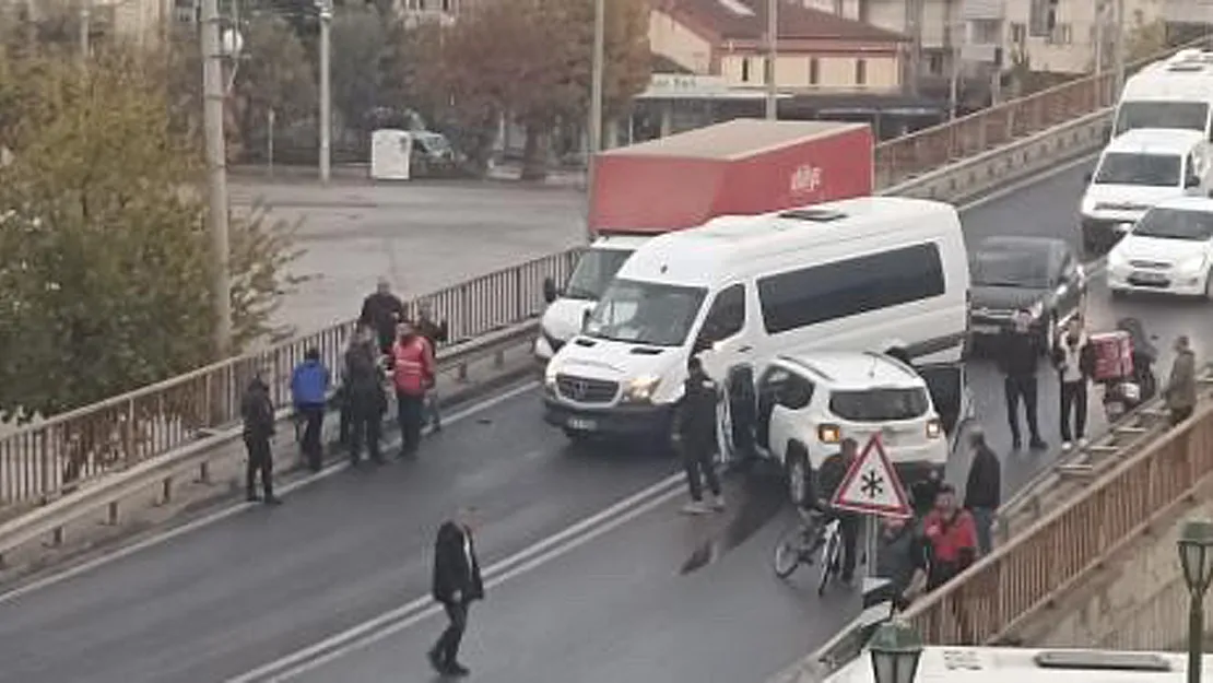 Köprüdeki Kaza Trafiğin Tıkanmasına Yol Açtı