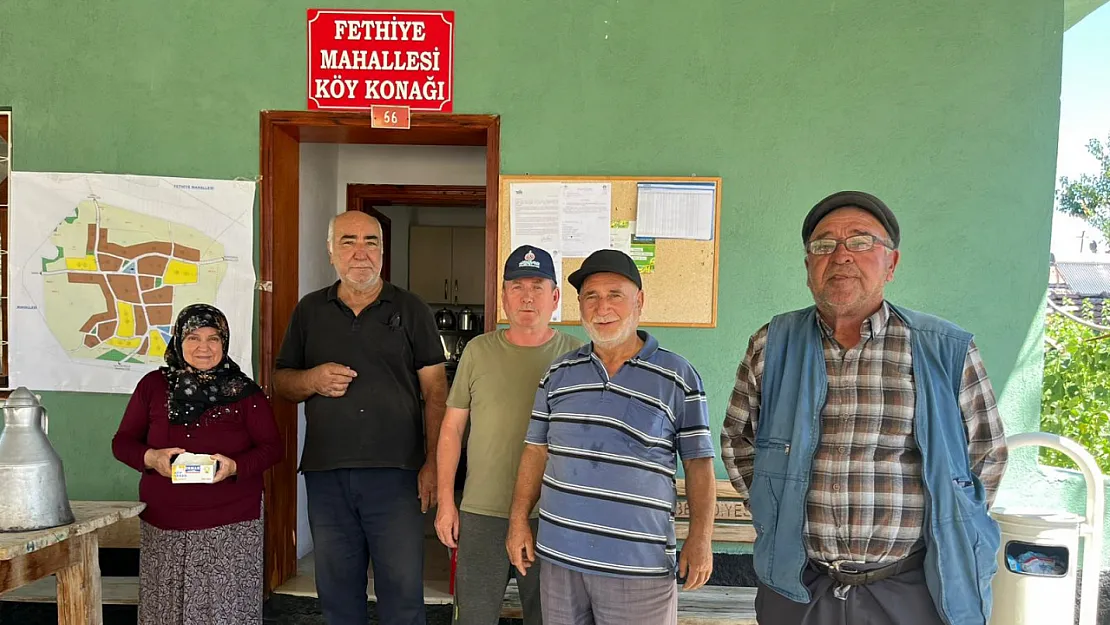 Köylüler Yangın İçin Seferber Olan Ekiplere Yiyecek Ve İçecek İkram Ediyor