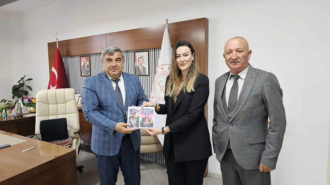 Kübra Öğretmen Yazdığı Kitapları Müdür Sünnetci'ye Takdim Etti