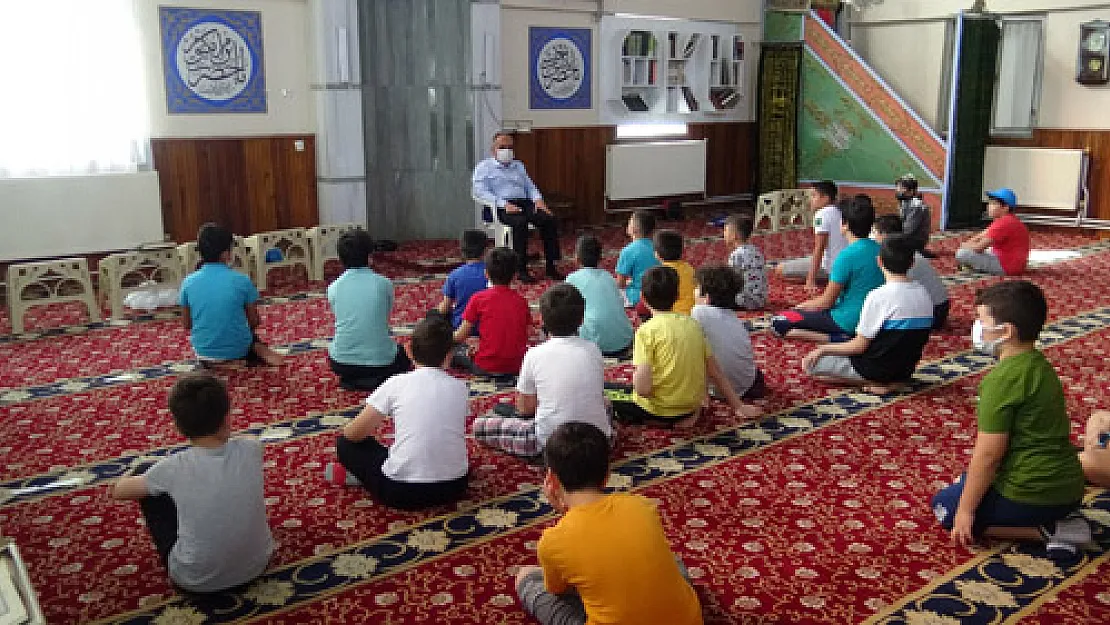 Kur’an kurslarındaki çocuklara dondurma ikramı yapılıyor