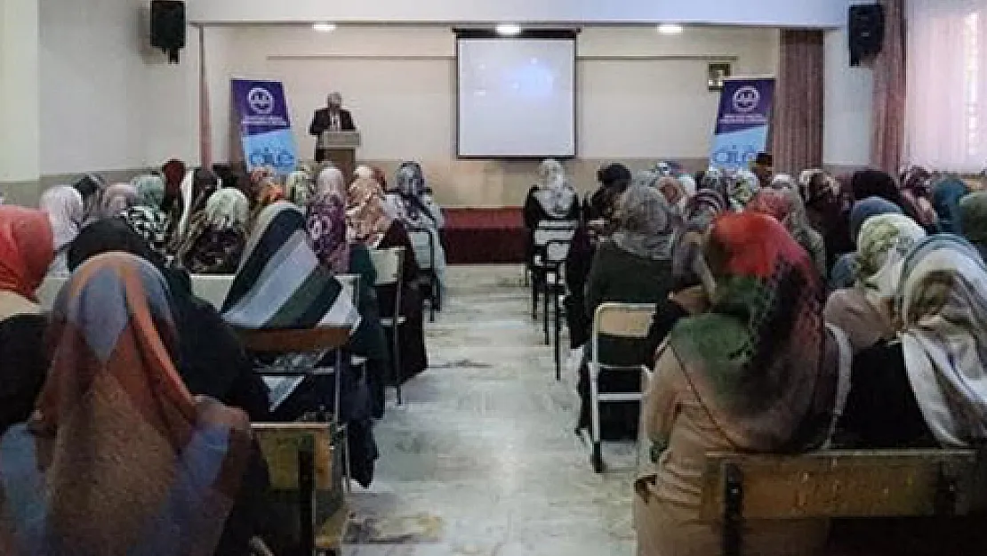 Kur’an kursu  öğretcilerine konferans verildi