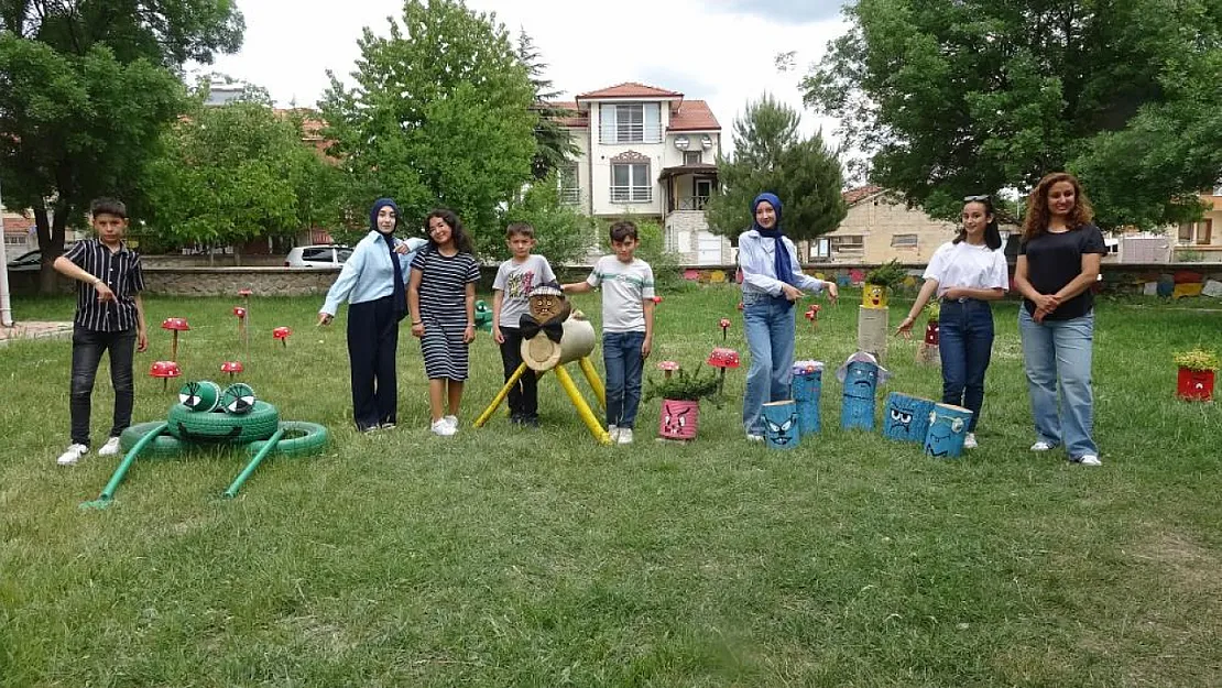 Kuruçay Ortaokulu bahçesi öğretmen ve öğrencilerin emeğiyle güzelleşti