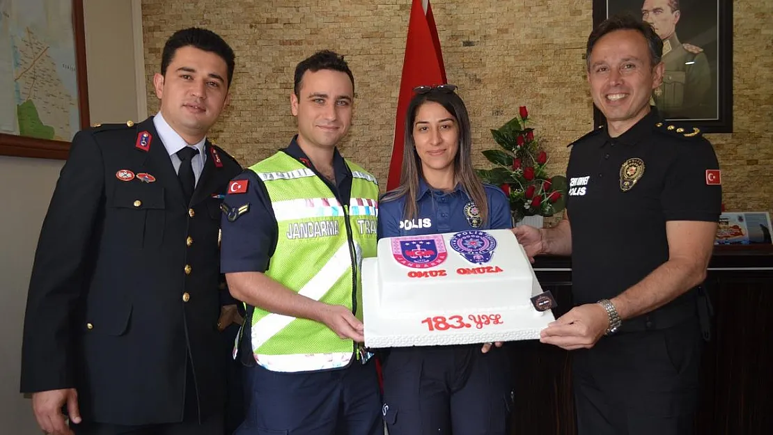 Kuruluş yıl dönümü pastasını astsubay koca, polis eşiyle kesti