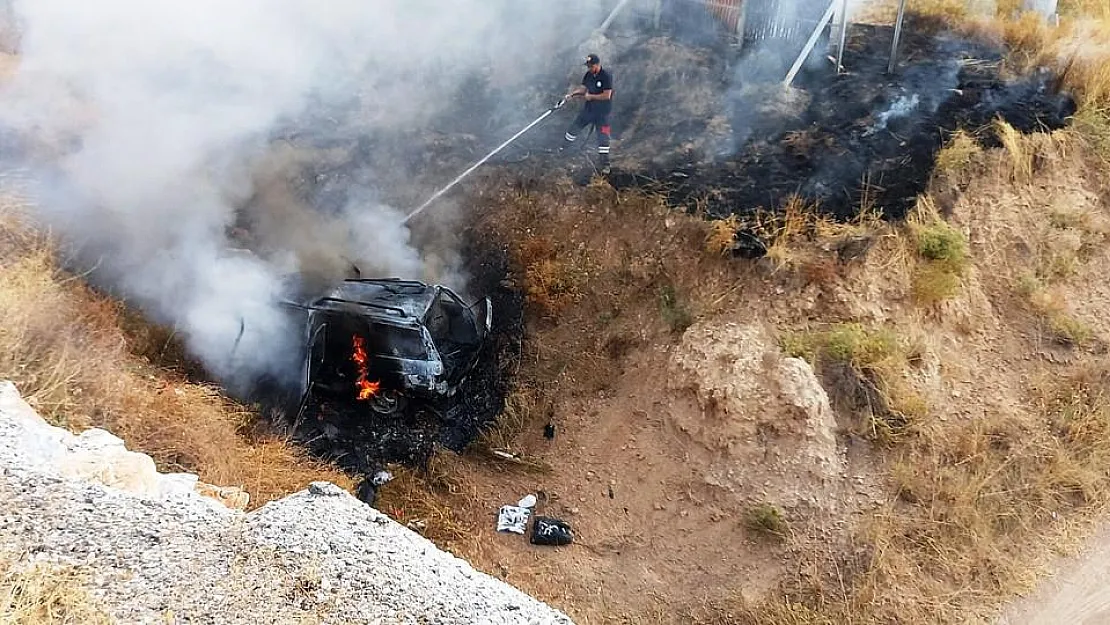 Kütahya-Afyonkarahisar yolunda kaza yapan araç alev aldı: 2 yaralı