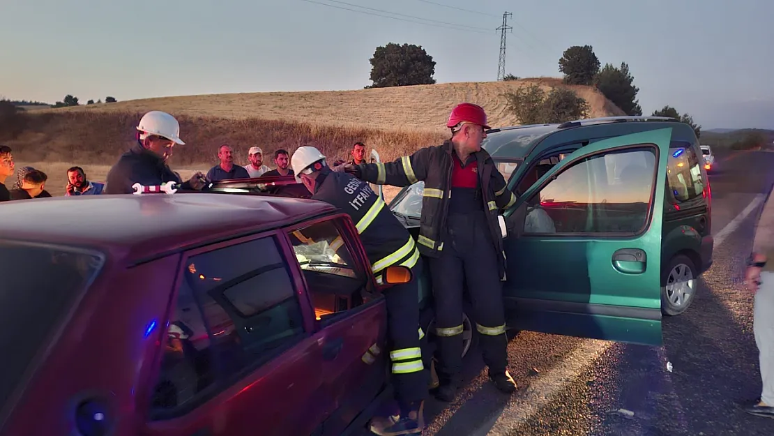 Kütahya'da 2 Araç Kafa Kafaya Çarpıştı: 2 Ölü, 1 Yaralı