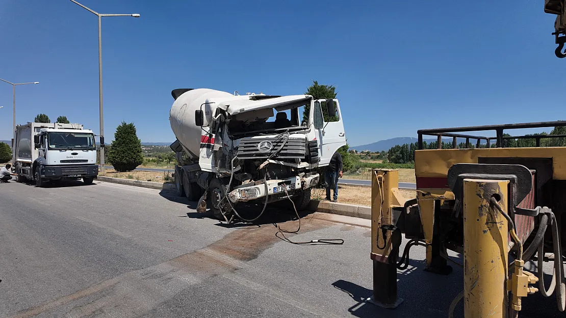 Kütahya'da Mikser Tıra Çarptı: 1 Yaralı