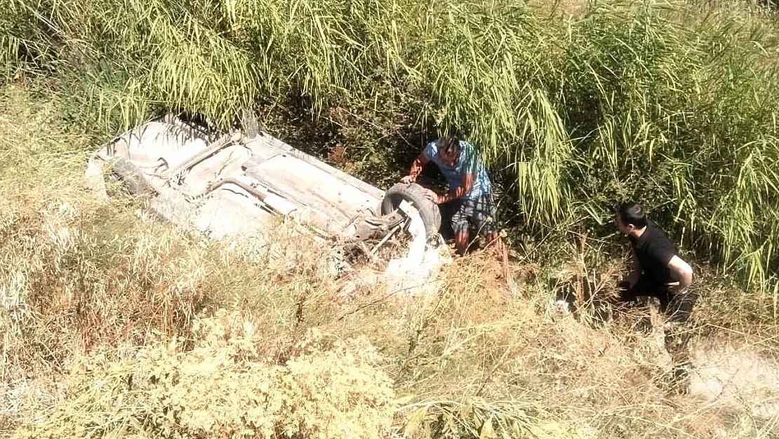 Kütahya'da Otomobil Su Kanalına Devrildi: 2 Yaralı