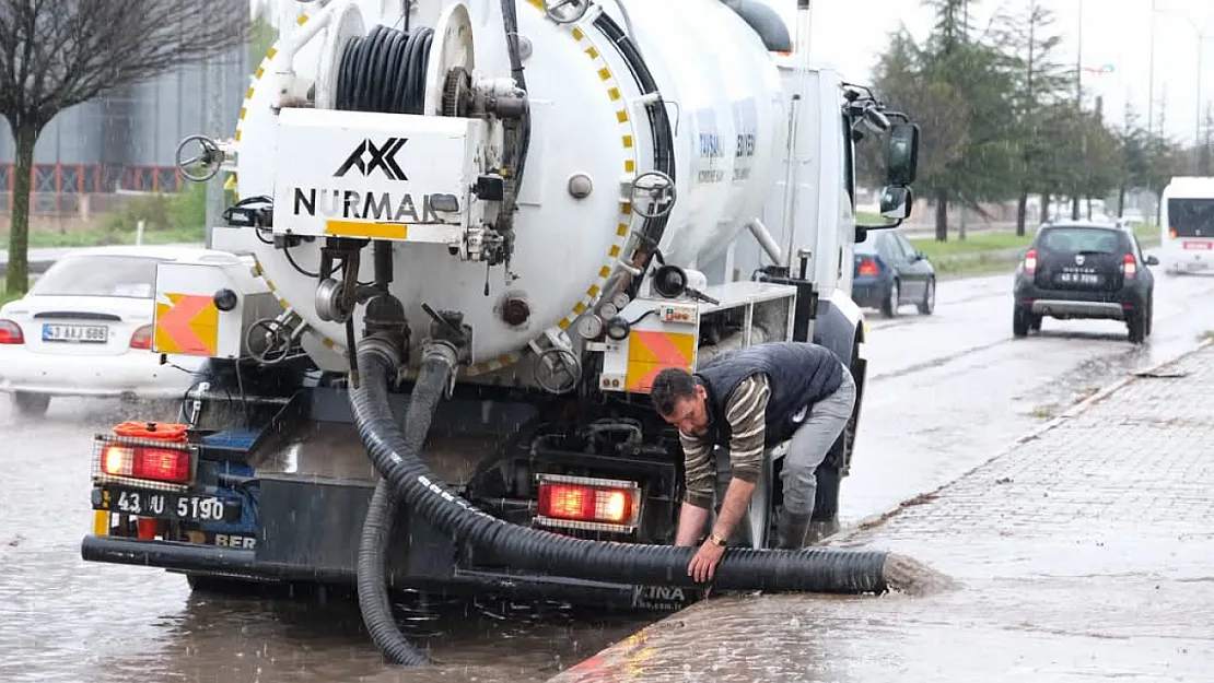 Kütahya'da Sağanak Yağış Yolları Göle Çevirdi