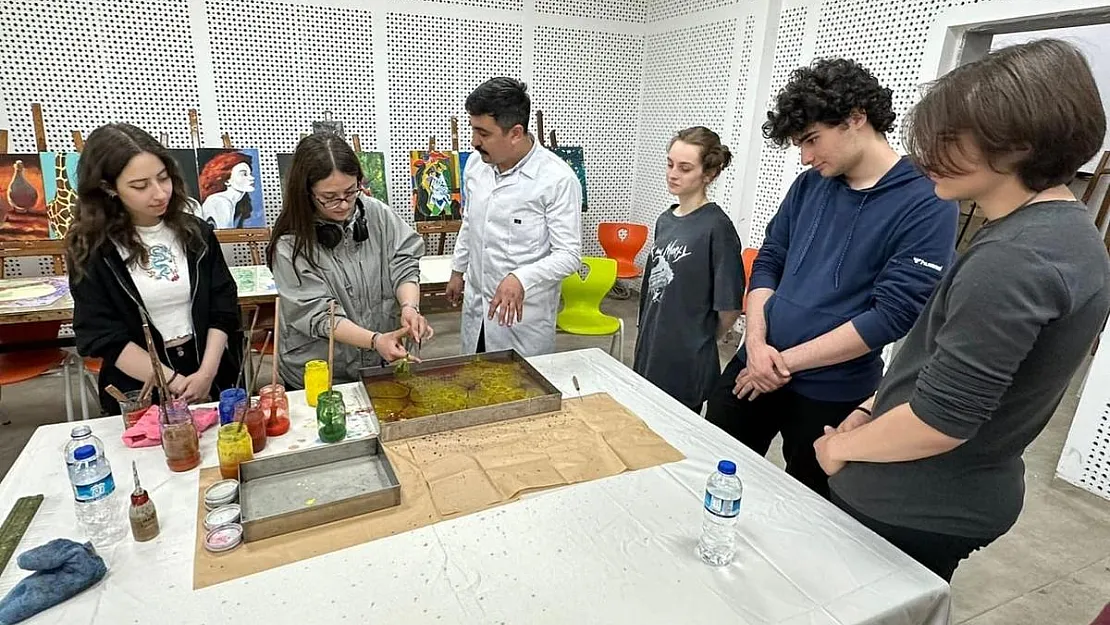 Kütahya Necip Fazıl Kısakürek Anadolu Lisesi’nde İspanyol öğrencilerle ebru çalışması