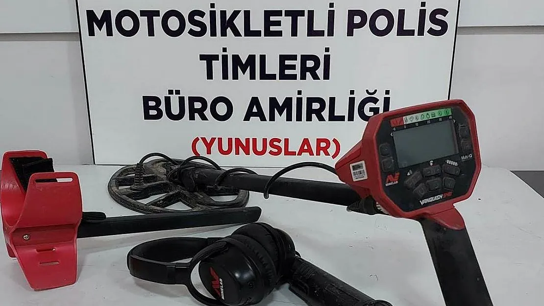 Kütahya'da Yunus Timleri bir araçta 6 adet sikke ve 2 detektör ele geçirdi