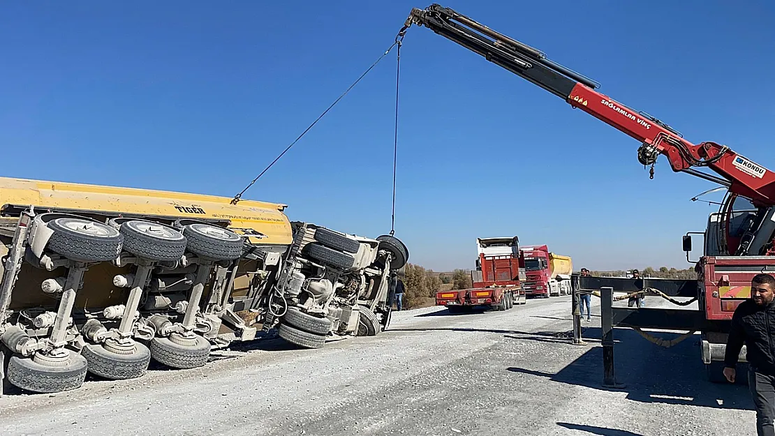 Lastiği Patlayan Tır Devrildi, 1 Kişi Yaralandı