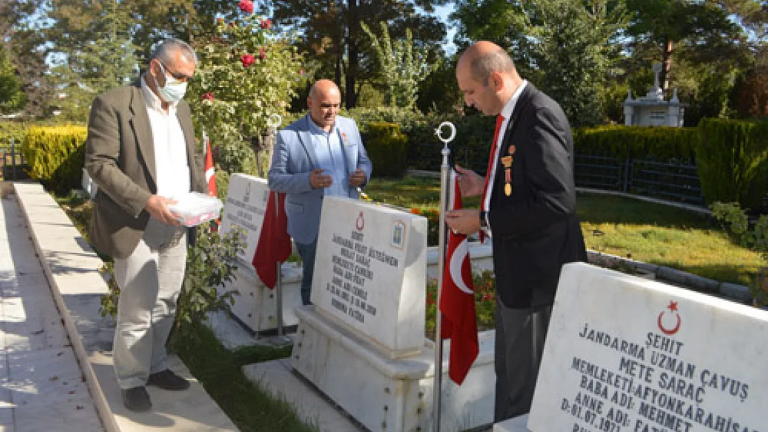 Liseli Cansu şehit ailelerini duygulandırdı