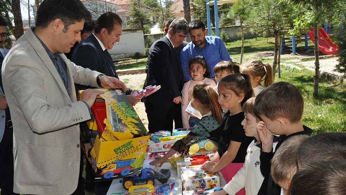 Liseliler Küçük Kardeşlerini Hediyeleri İle Sevindirdi