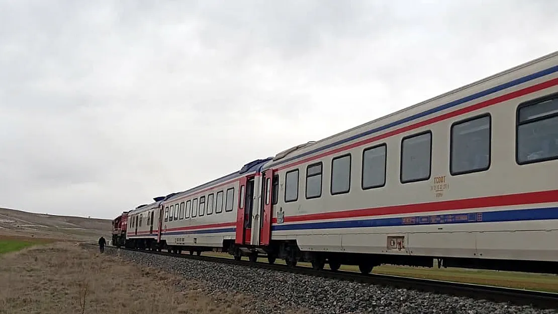 Lokomotif Arıza Yaptı, Saatlerce Mahsur Kaldılar