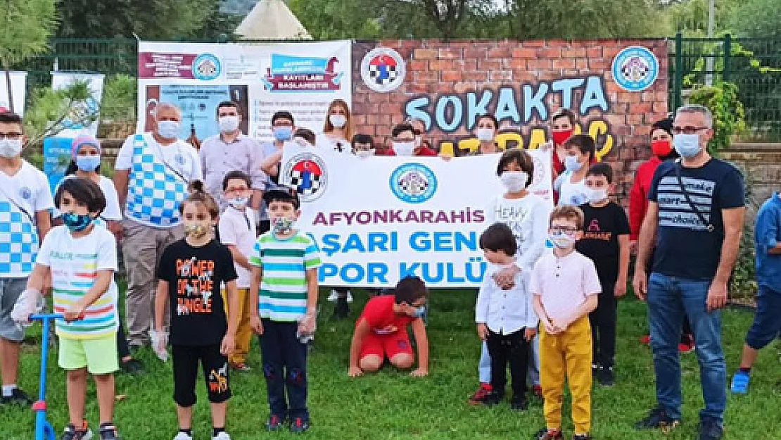 Maskelerini takıp turnuva yaptılar