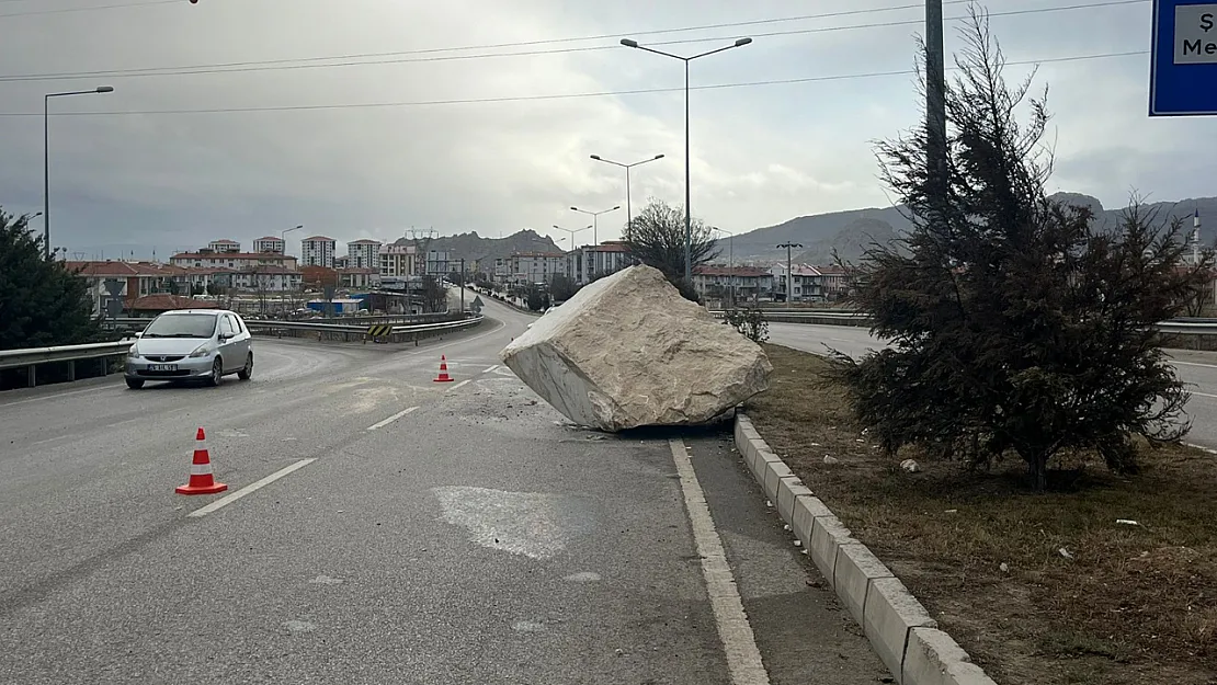 Mermer Bloğu Yola Düştü, Sürücüler Korktu