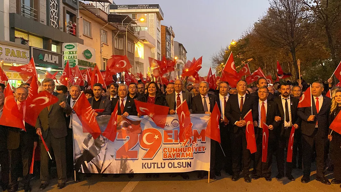 Meşaleler Yandı, Marşlar Söylendi: Afyon'da Cumhuriyet Gecesi Unutulmaz Oldu