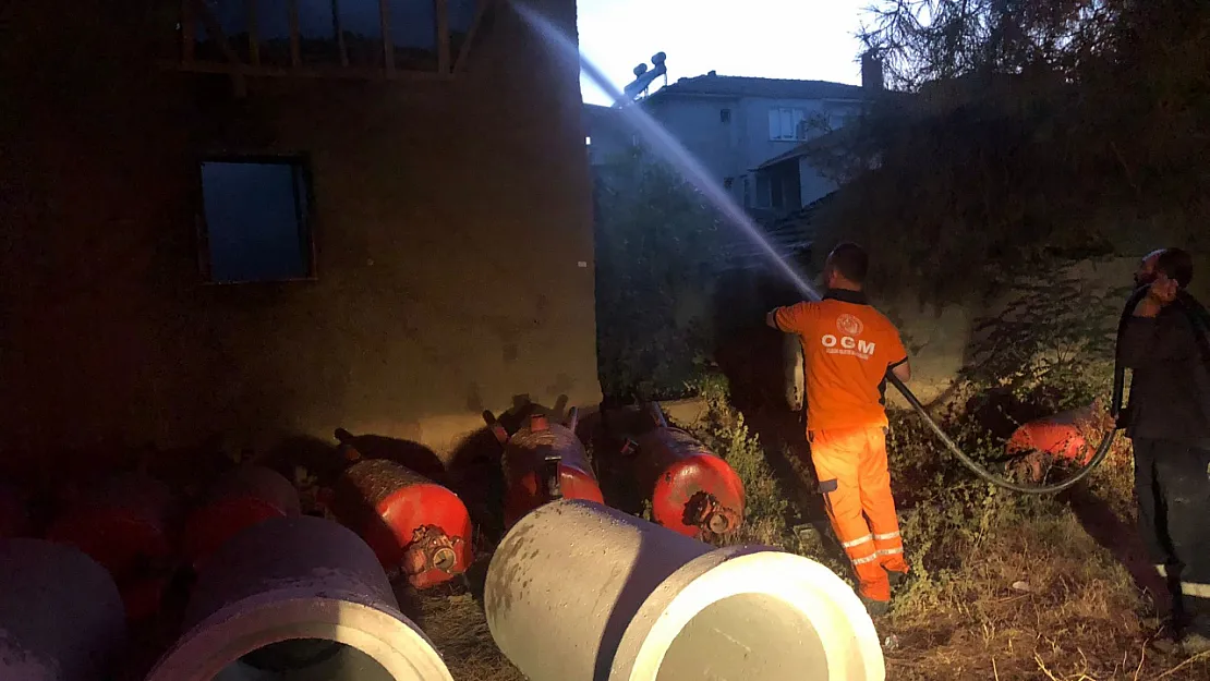 Metruk Evde Çıkan Yangın Korkuttu