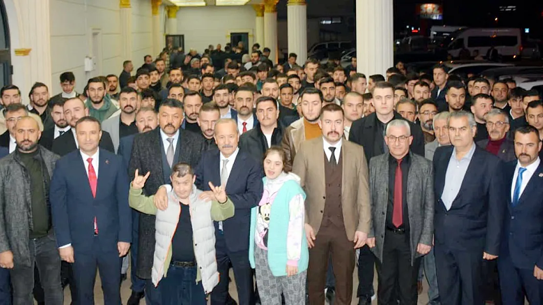 'MHP'ye Yüzde 8 Diyenler Bu Salonları Görsünler'