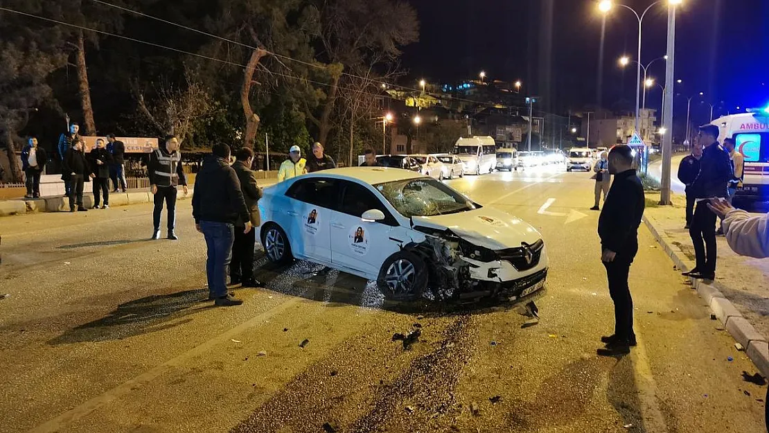 Milletvekili adayının kazası güvenlik kamerasına yansıdı