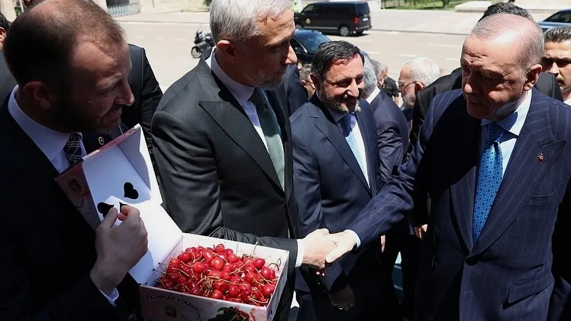 Milletvekillerinden Cumhurbaşkanı Erdoğan'a Kiraz İkramı
