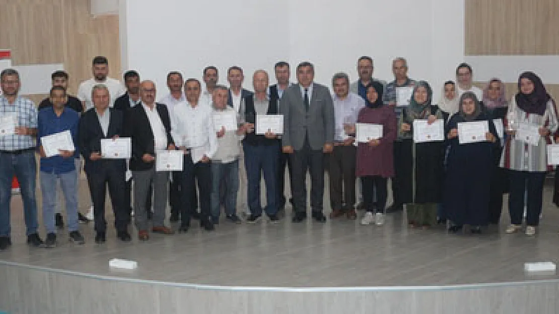 Milli eğitimin başarılı çalışanlarına plaket verildi